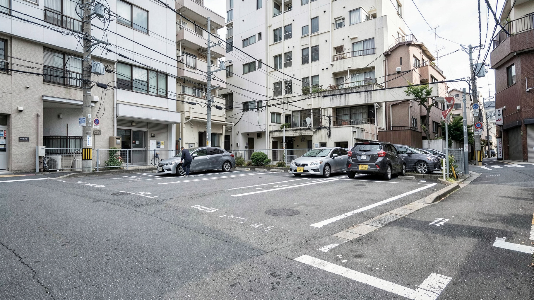 都市の路上と時間貸し駐車場を運営者が観察するAI生成イメージ写真