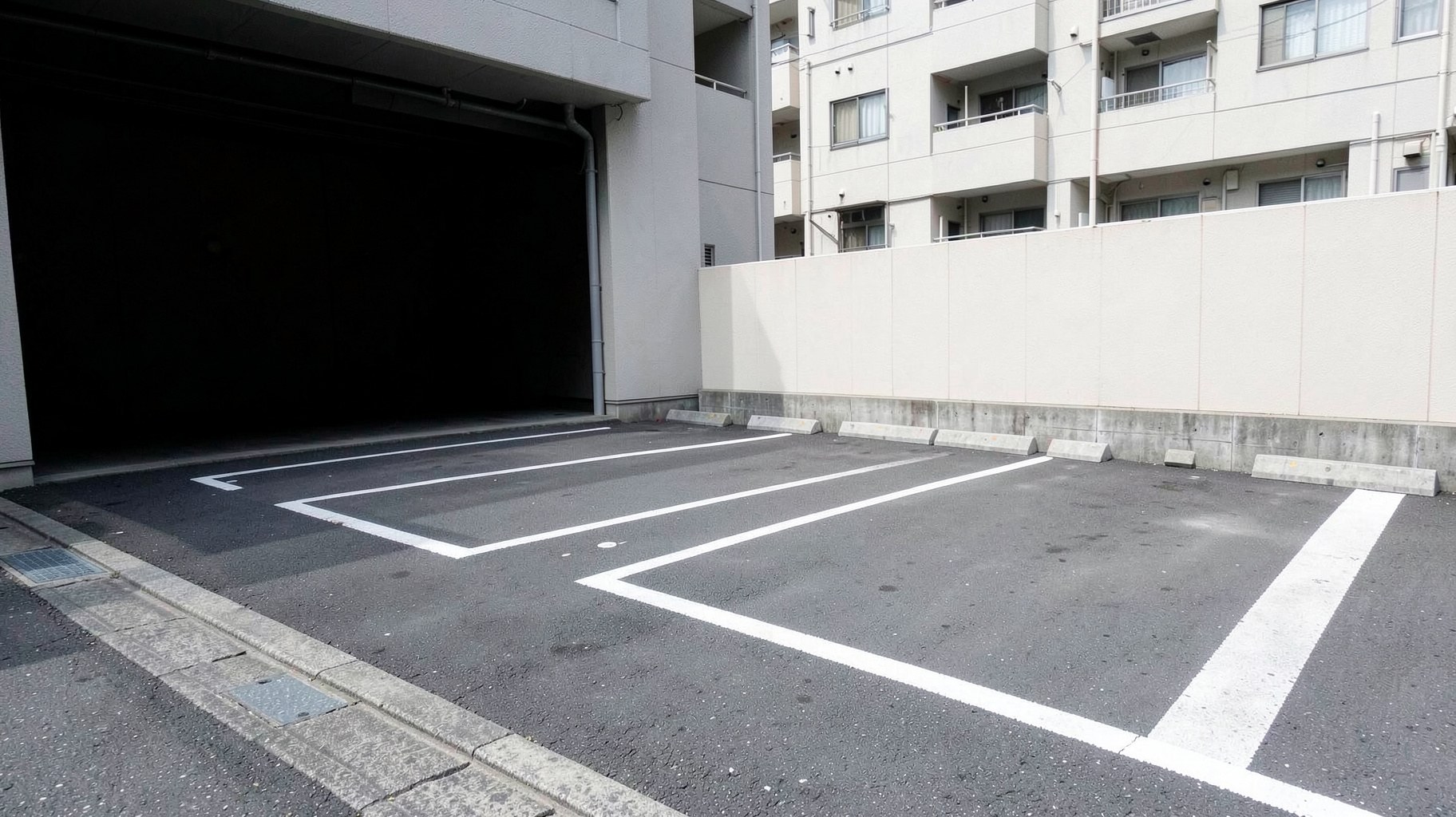 無ブランドの時間貸し駐車場と都市の運営風景を表したAI生成イメージ写真